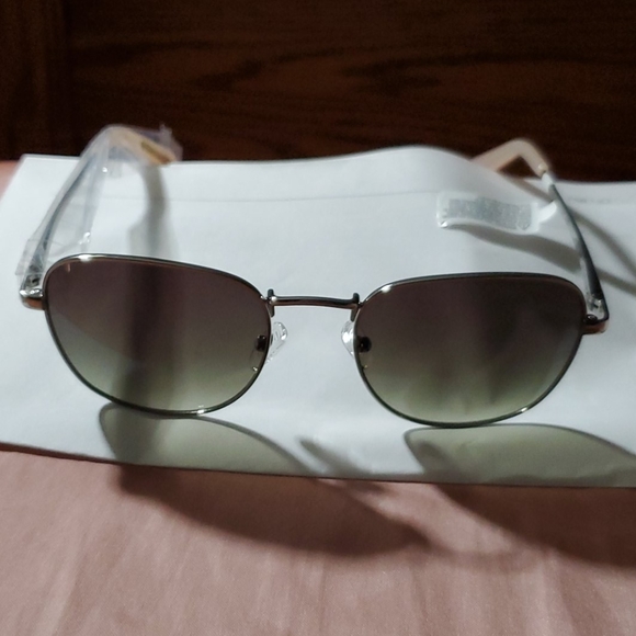 🎉HOST PICK🎉 BCBG Sunglasses - Picture 1 of 5